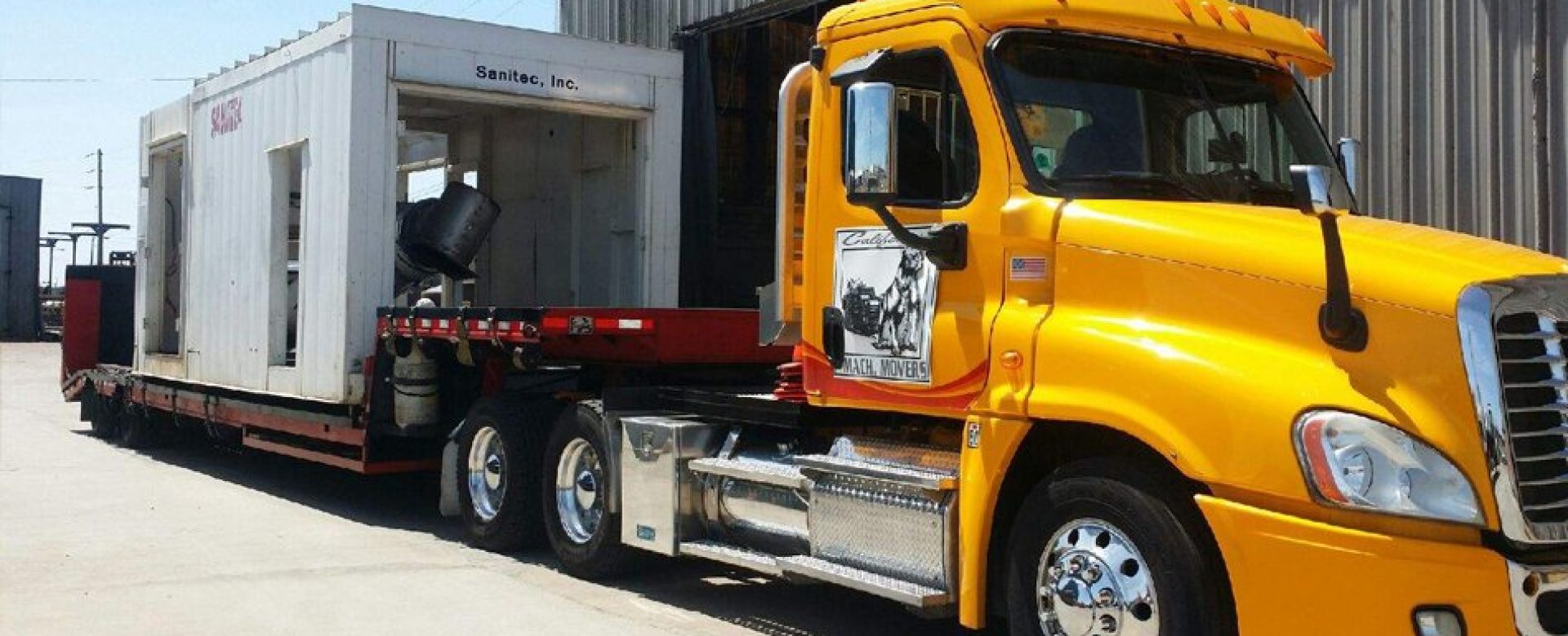 Freightliner Cascadia, transporting a white container